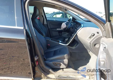 2015 Volvo Xc60 T5 Premier z USA, uszkodzony, nr VIN YV440MDB9F2614611